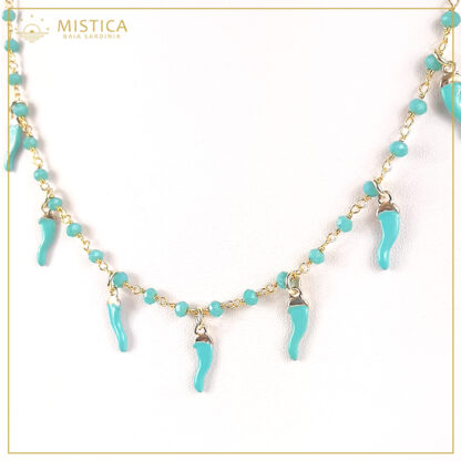 Collana girocollo a lavorazione rosario in argento 925% bagno oro e cristalli celesti, con charms a cornetto smaltati .